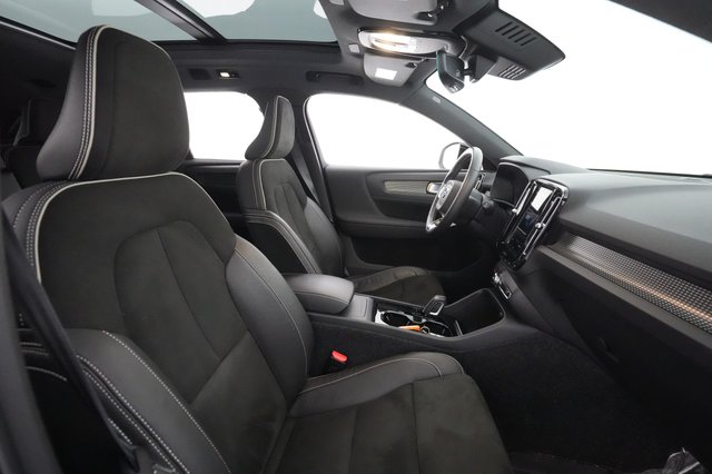 2021 Volvo XC40 Recharge — photo 18 of 30