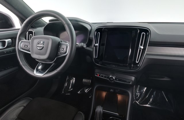 2021 Volvo XC40 Recharge — photo 3 of 30