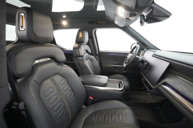 2022 Rivian R1T — photo 18 of 32