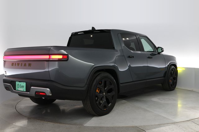 2022 Rivian R1T — photo 2 of 32