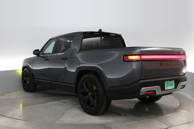 2022 Rivian R1T — photo 10 of 32