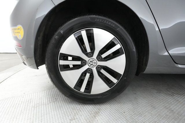 2019 Volkswagen e-Golf — photo 13 of 50