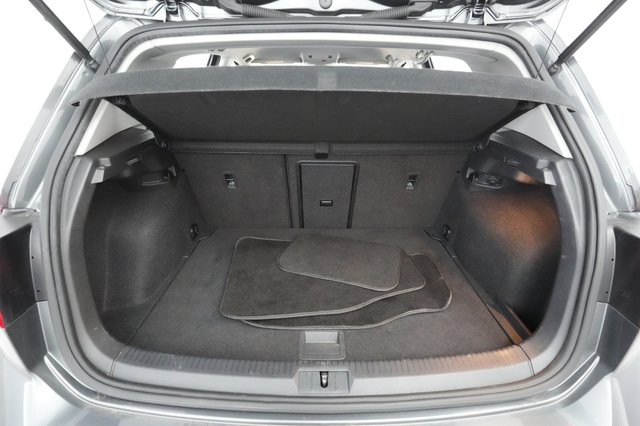 2019 Volkswagen e-Golf — photo 18 of 50