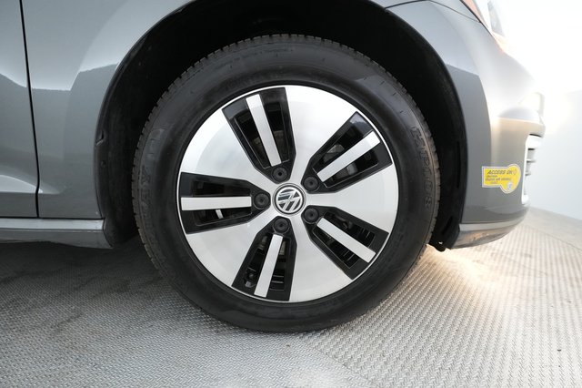 2019 Volkswagen e-Golf — photo 12 of 50