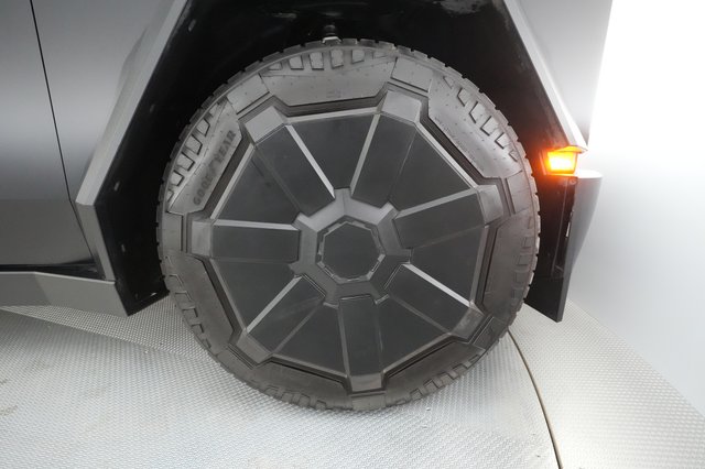 2024 Tesla Cybertruck — photo 16 of 22