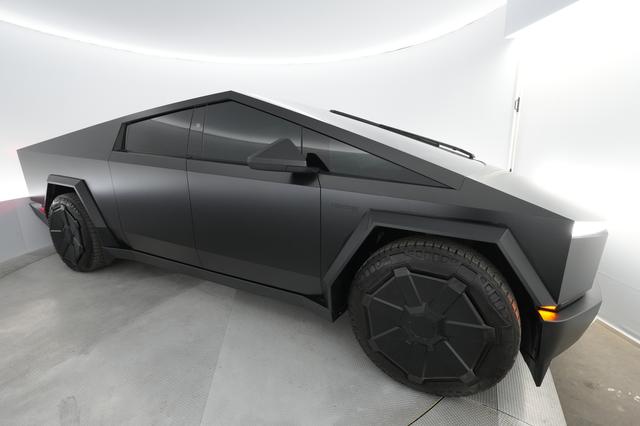2024 Tesla Cybertruck — photo 10 of 22