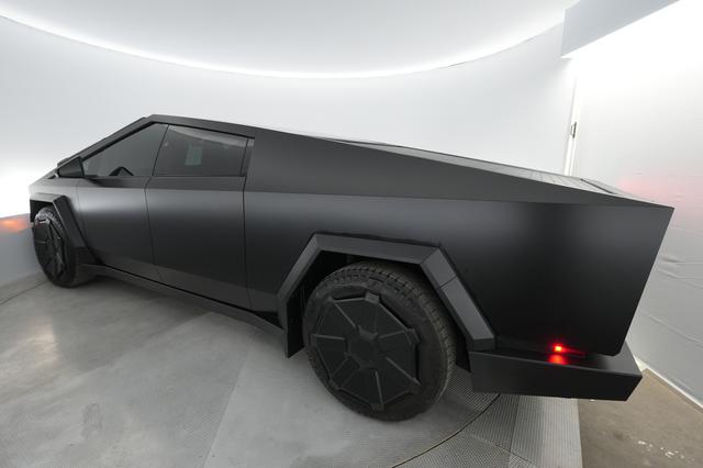 2024 Tesla Cybertruck — photo 8 of 22