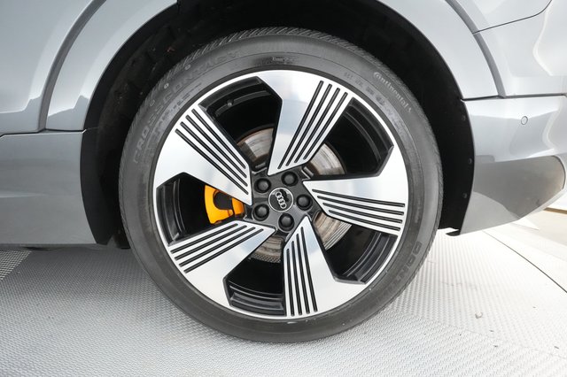 2019 Audi e-tron — photo 13 of 29