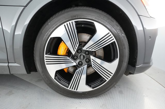 2019 Audi e-tron — photo 14 of 29