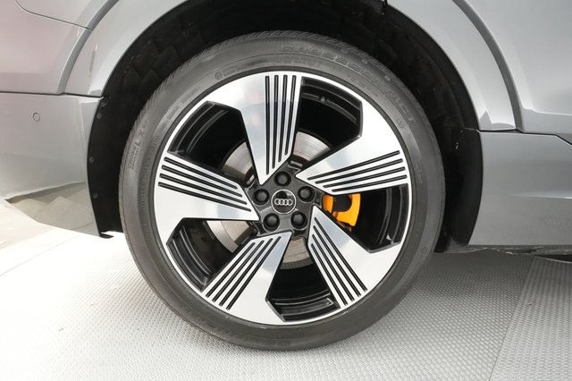 2019 Audi e-tron — photo 15 of 29