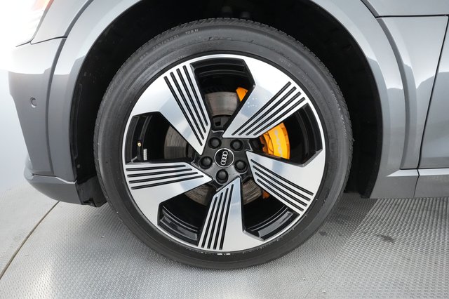 2019 Audi e-tron — photo 12 of 29