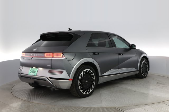 2022 Hyundai IONIQ 5 — photo 2 of 39