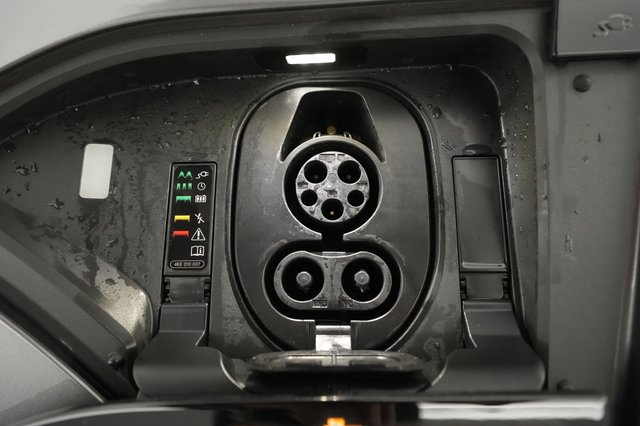 2021 Audi e-tron — photo 19 of 28