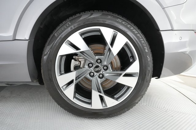 2021 Audi e-tron — photo 12 of 28