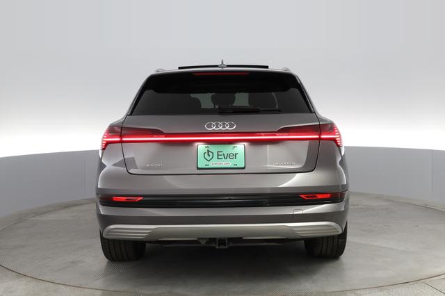 2021 Audi e-tron — photo 8 of 28