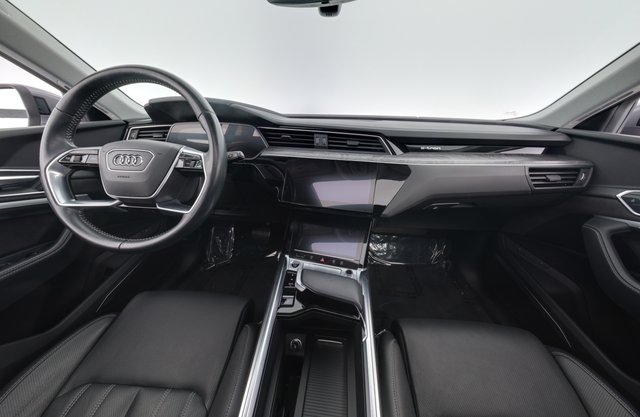 2021 Audi e-tron — photo 15 of 28