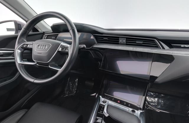 2021 Audi e-tron — photo 3 of 28