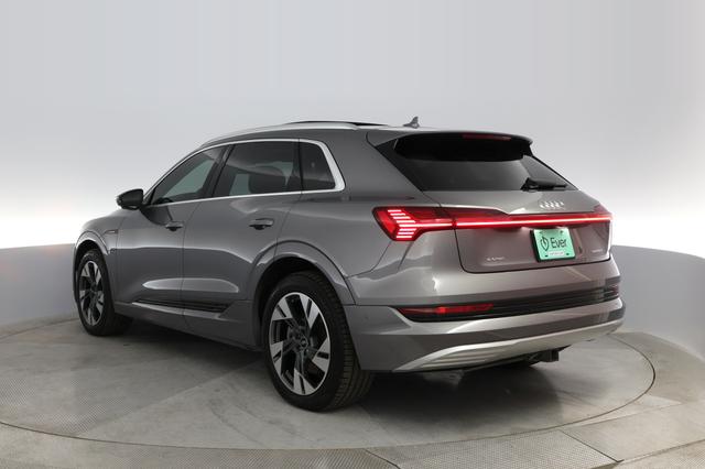 2021 Audi e-tron — photo 9 of 28