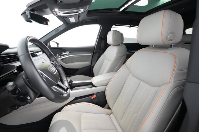 2022 Audi e-tron — photo 16 of 28