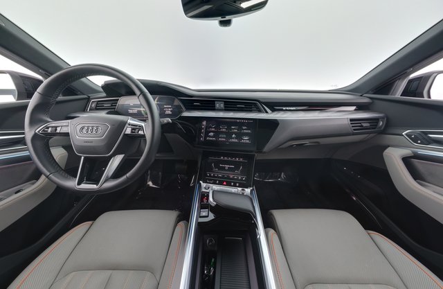 2022 Audi e-tron — photo 19 of 28