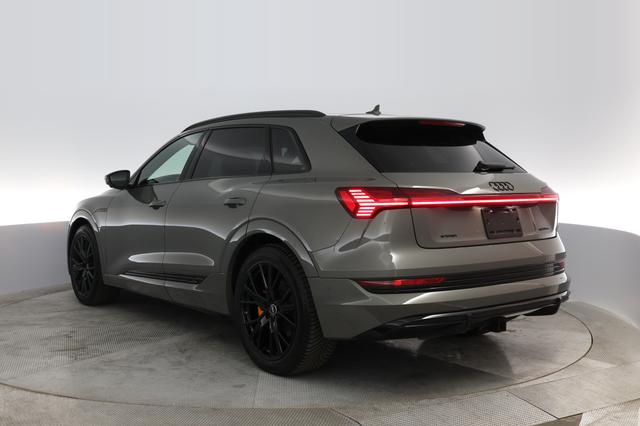 2022 Audi e-tron — photo 10 of 28
