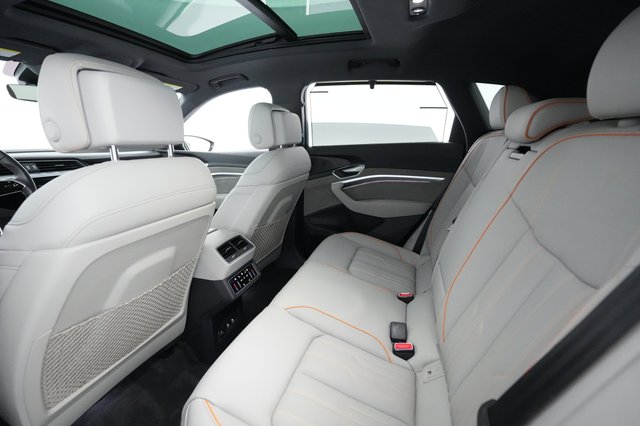 2022 Audi e-tron — photo 17 of 28