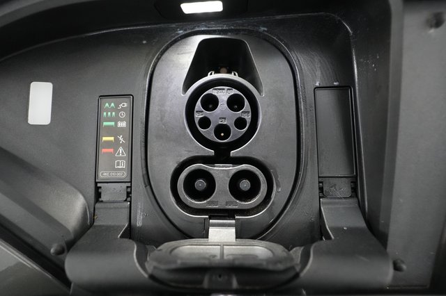 2022 Audi e-tron — photo 22 of 28