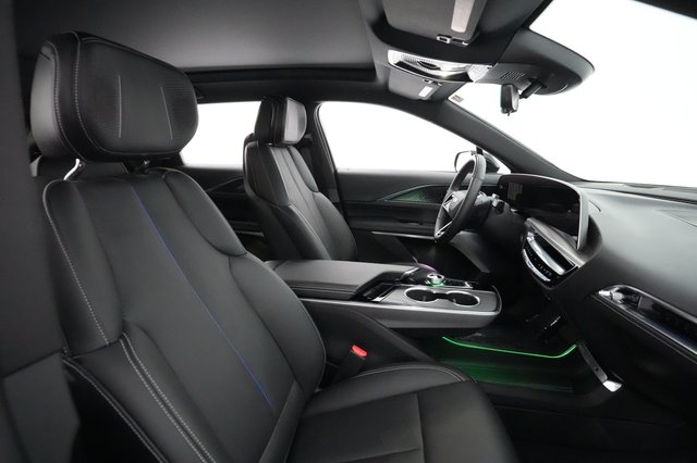 2023 Cadillac LYRIQ — photo 17 of 22