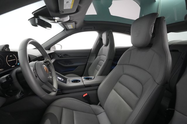 2021 Porsche Taycan — photo 17 of 29