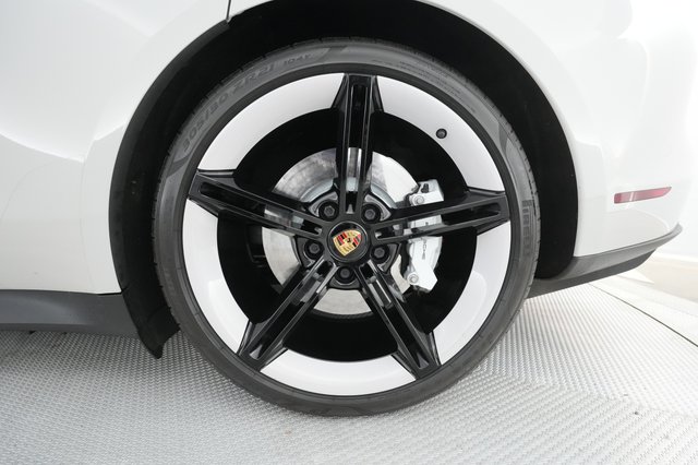 2021 Porsche Taycan — photo 14 of 29