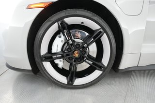 2021 Porsche Taycan — photo 13 of 29
