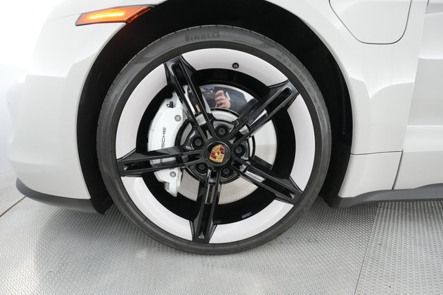 2021 Porsche Taycan — photo 13 of 29