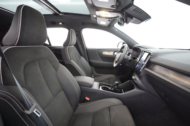 2023 Volvo XC40 Recharge — photo 17 of 46