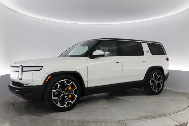 2023 Rivian R1S — photo 10 of 24