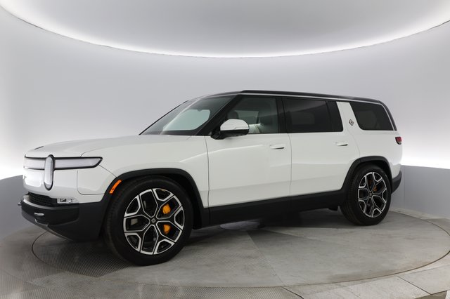 2023 Rivian R1S — photo 10 of 24