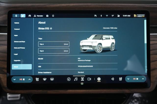 2023 Rivian R1S — photo 4 of 24