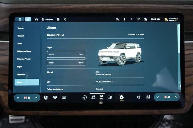 2023 Rivian R1S — photo 4 of 24