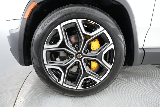 2023 Rivian R1S — photo 11 of 24
