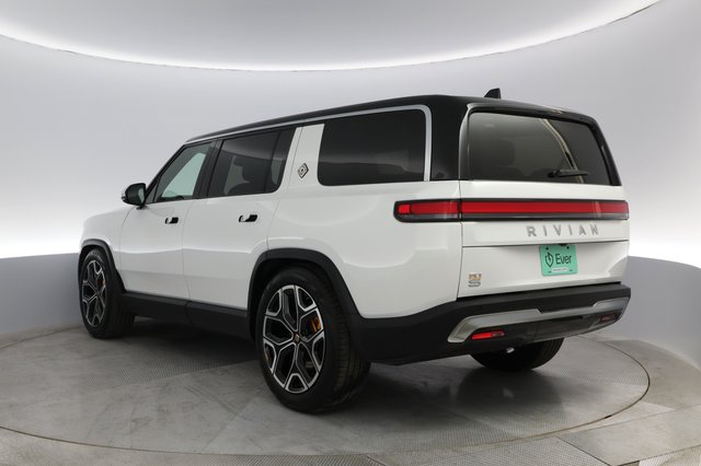 2023 Rivian R1S — photo 9 of 24