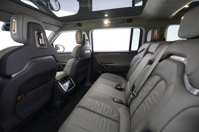 2023 Rivian R1S — photo 16 of 24