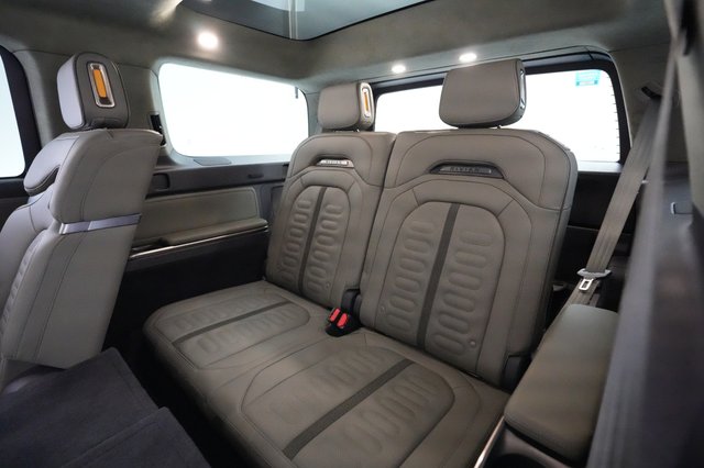 2023 Rivian R1S — photo 18 of 24