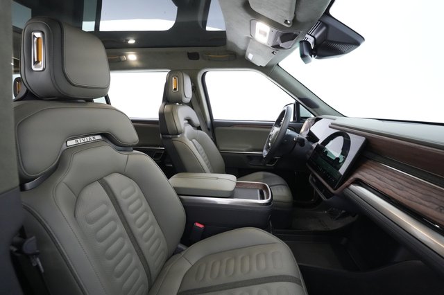 2023 Rivian R1S — photo 17 of 24