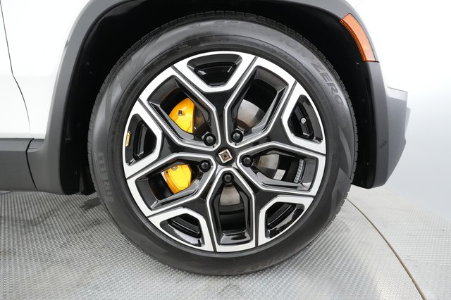 2023 Rivian R1S — photo 13 of 24