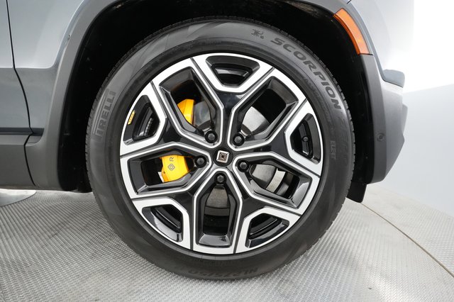 2023 Rivian R1S — photo 13 of 29