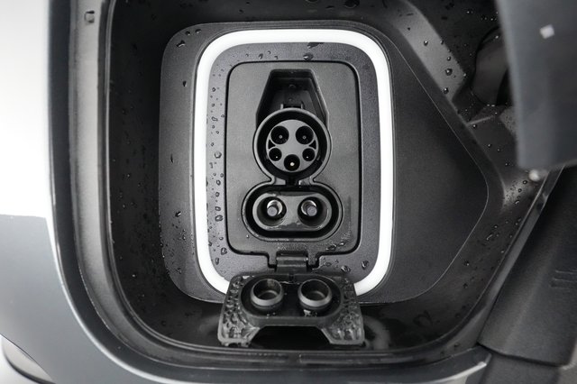 2023 Rivian R1S — photo 18 of 29