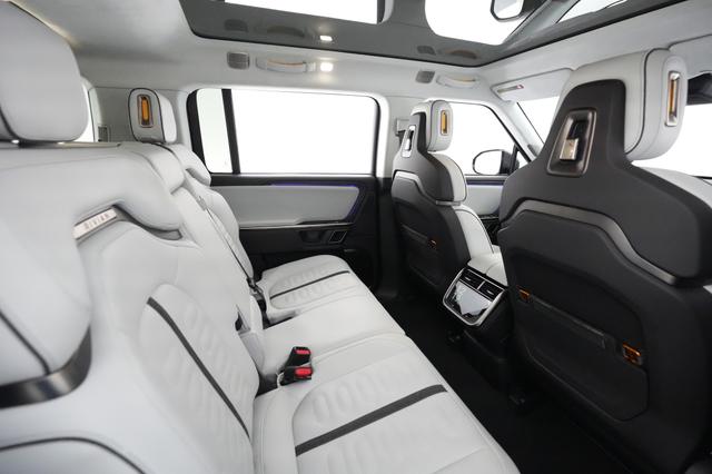 2023 Rivian R1S — photo 3 of 29