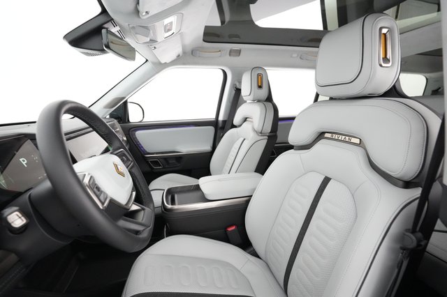 2023 Rivian R1S — photo 15 of 29