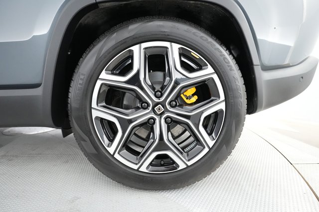 2023 Rivian R1S — photo 12 of 29