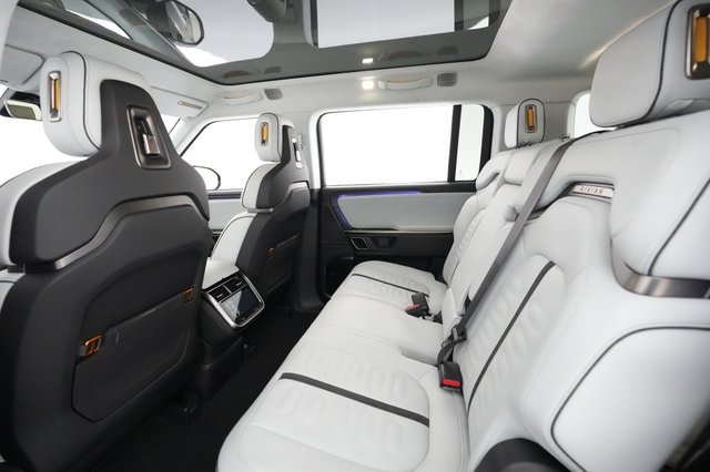 2023 Rivian R1S — photo 16 of 29