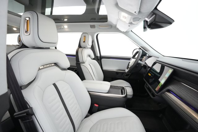 2023 Rivian R1S — photo 17 of 29